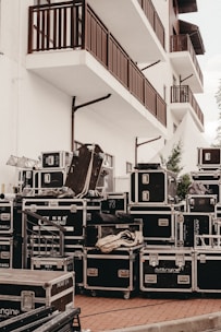 a bunch of old amps sitting outside of a building