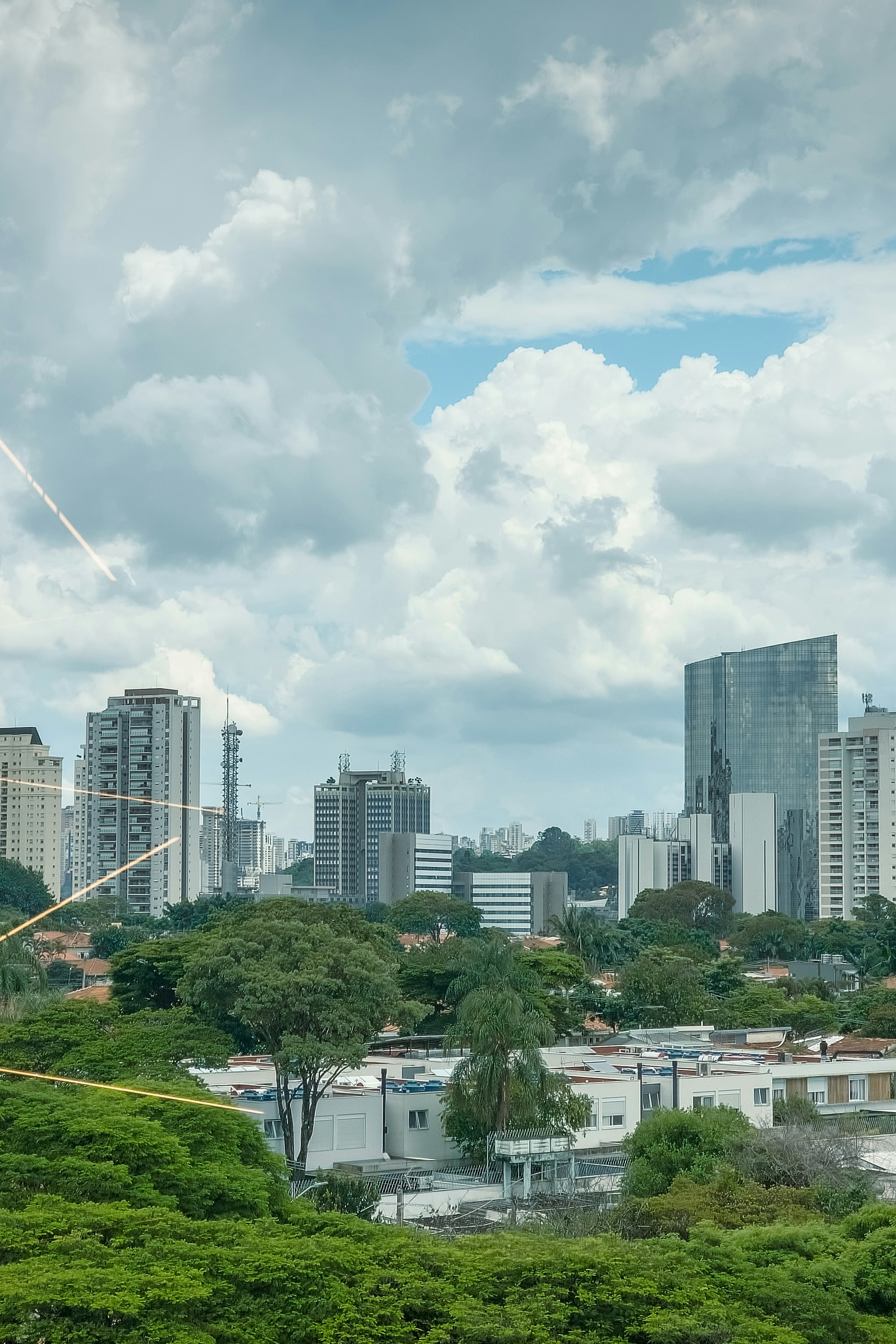 Une vue d’une ville avec un cerf-volant volant dans les airs