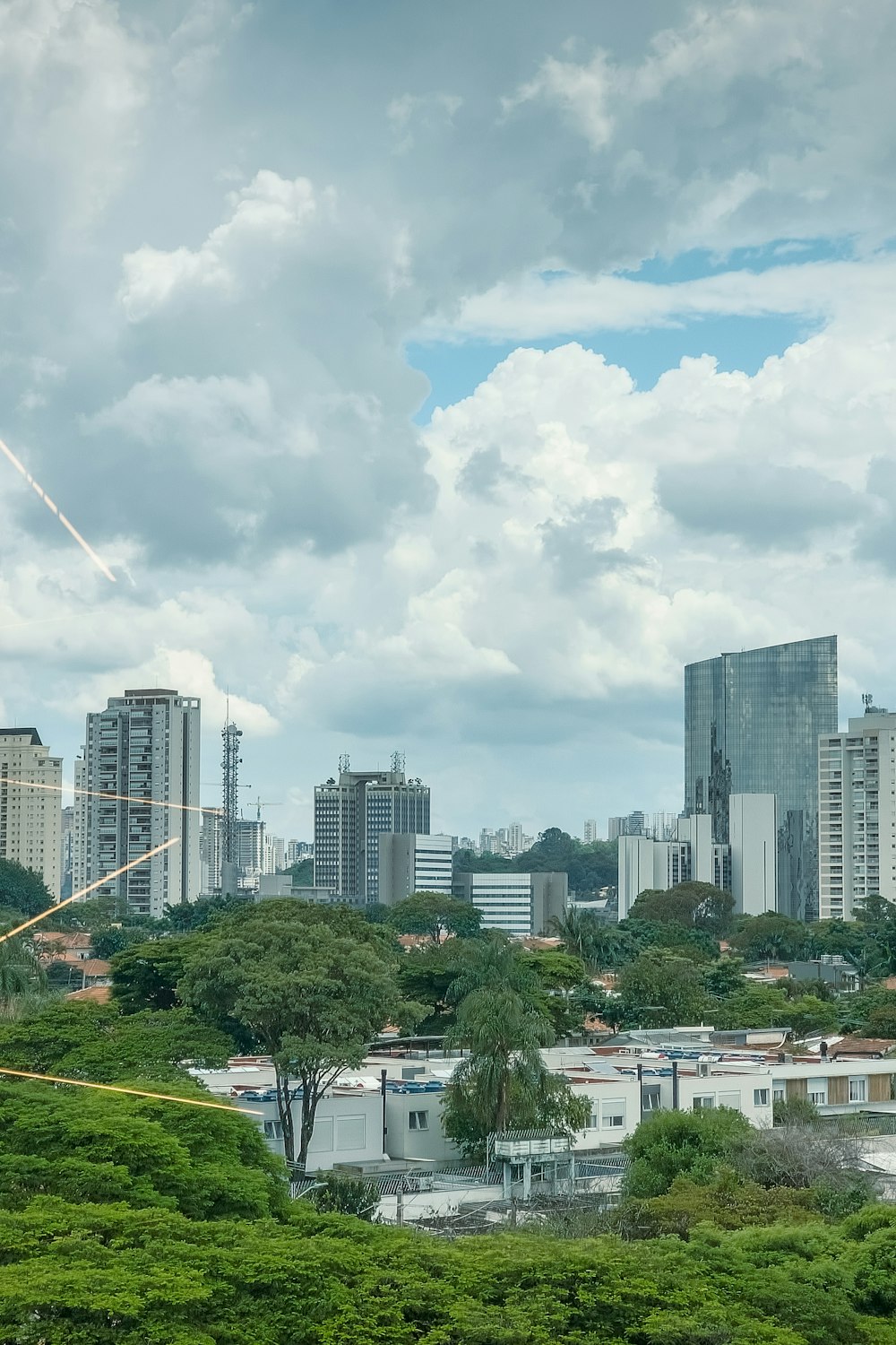 Una vista di una città con un aquilone che vola in aria