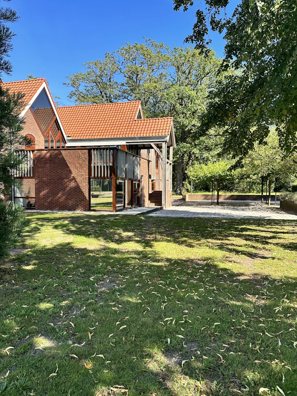 Ein Haus mitten auf einem Feld mit Bäumen im Hintergrund