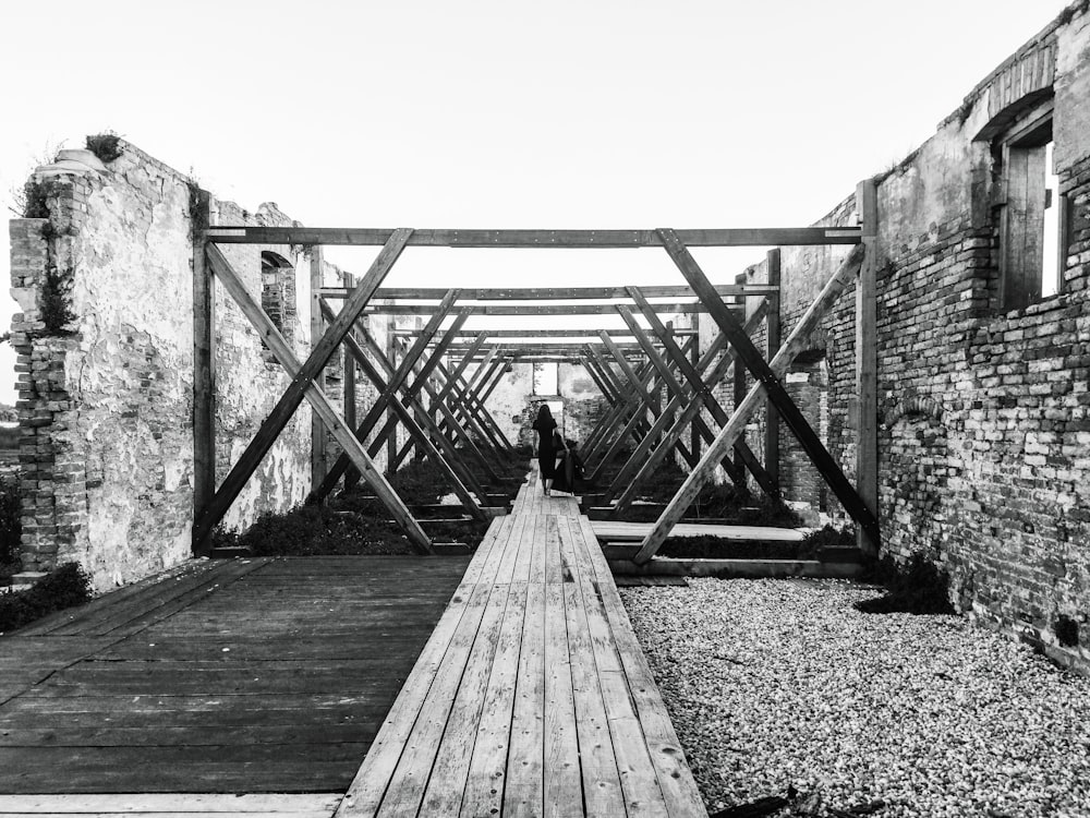 다리 위에 서 있는 사람의 흑백 사진