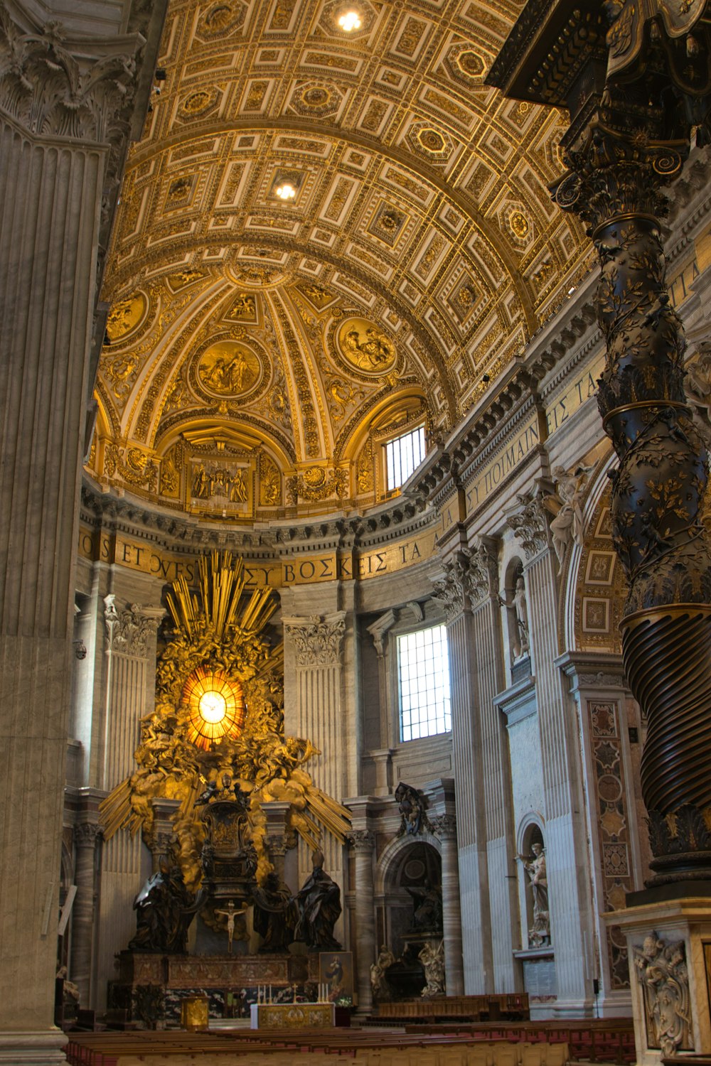 Una chiesa con un altare d'oro e bianco