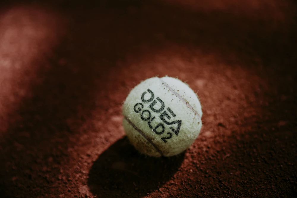 Palla da tennis a fuoco su un campo colorato