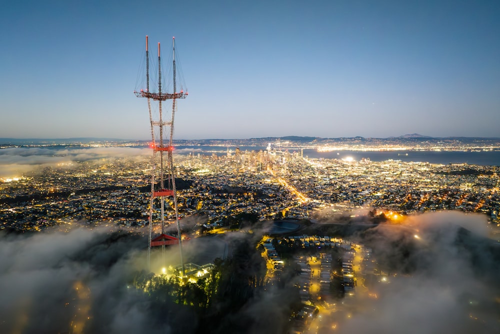 Eine Luftaufnahme einer Stadt bei Nacht