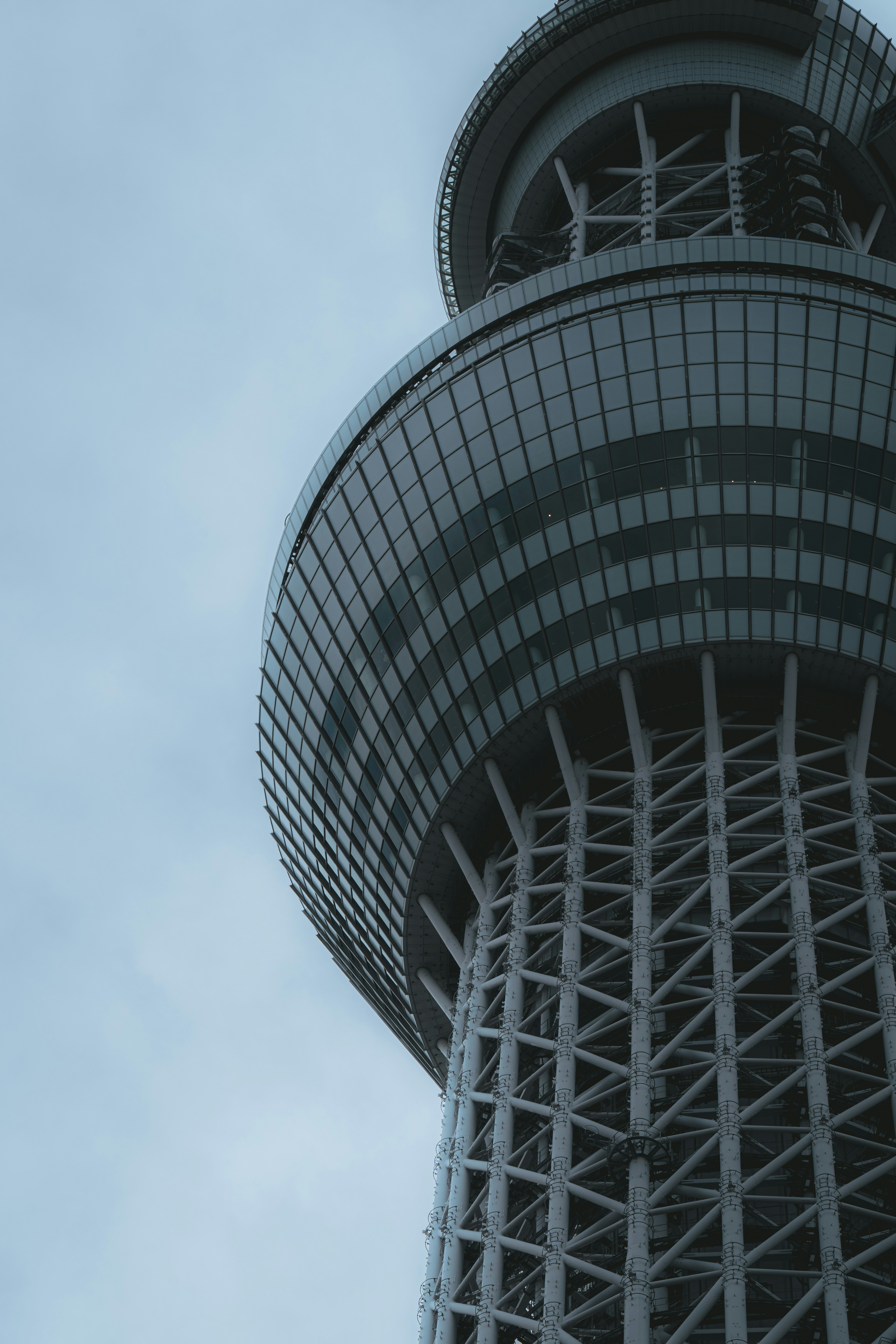 Una torre muy alta con un reloj en su lado