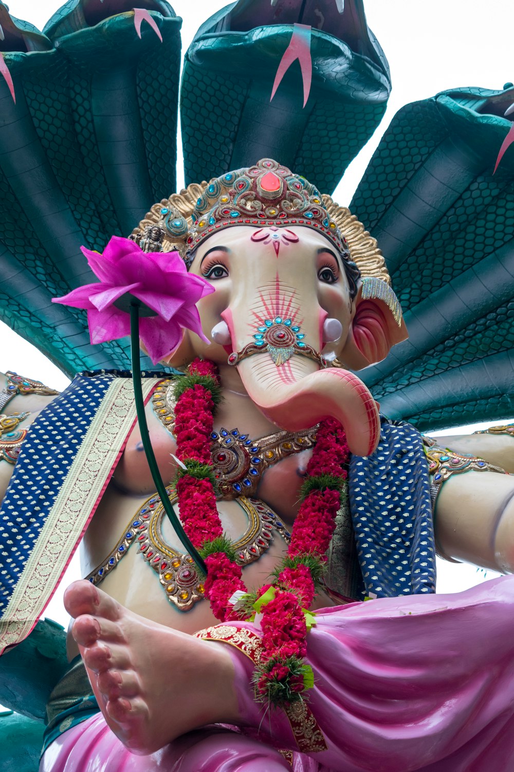 Una estatua de un elefante con una flor en su trompa