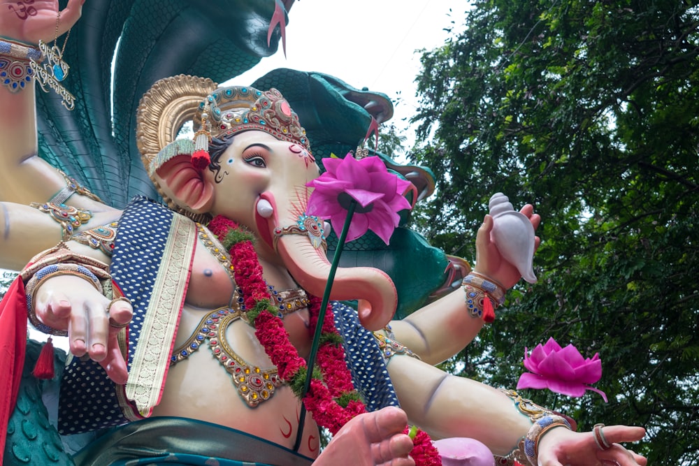 Una estatua de un elefante sosteniendo una flor