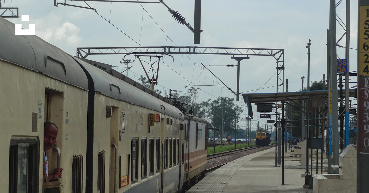 Un train assis sur les rails photo – Photo Roorkee Gratuite sur Unsplash