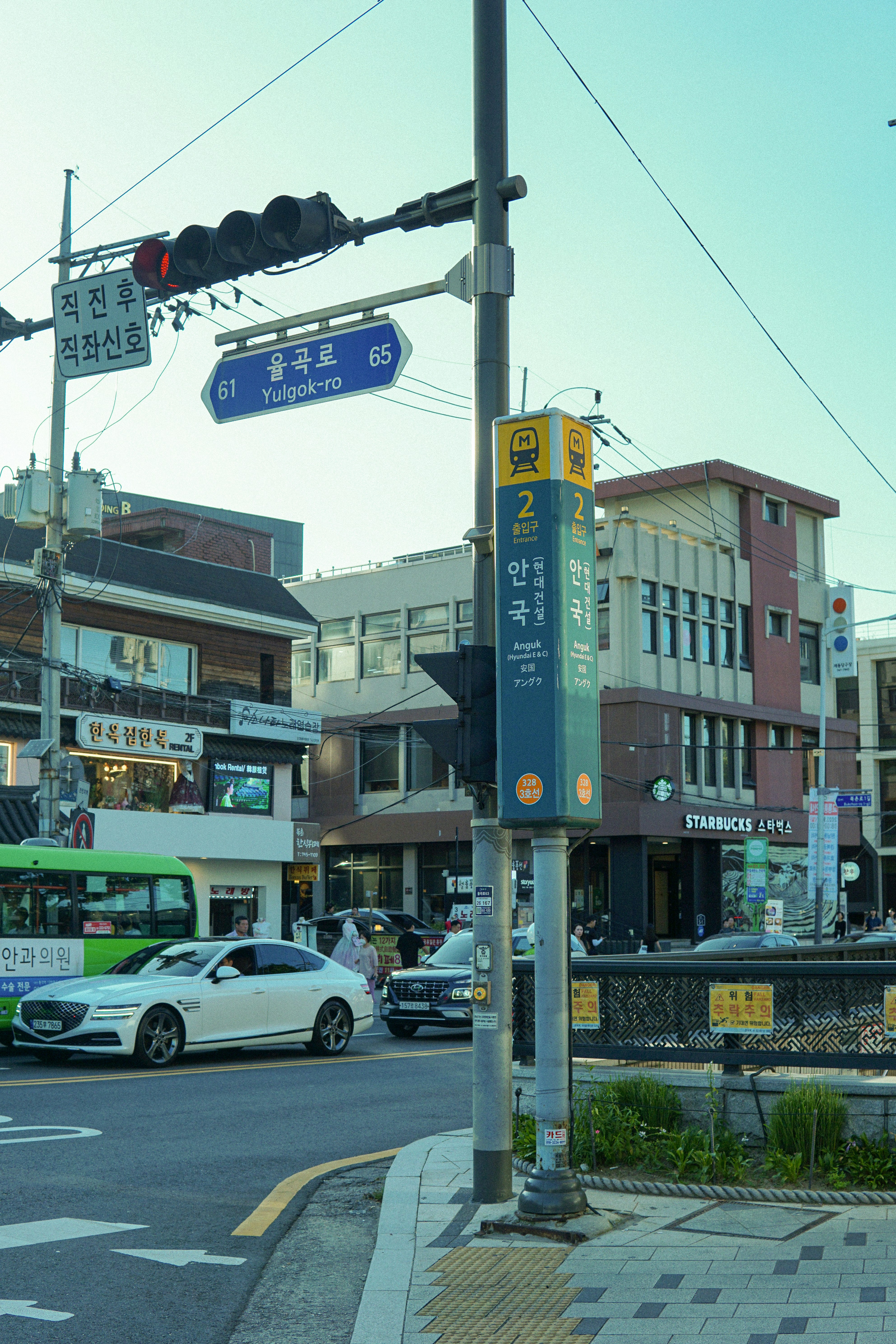 交通渋滞の通りの上に座っている信号機