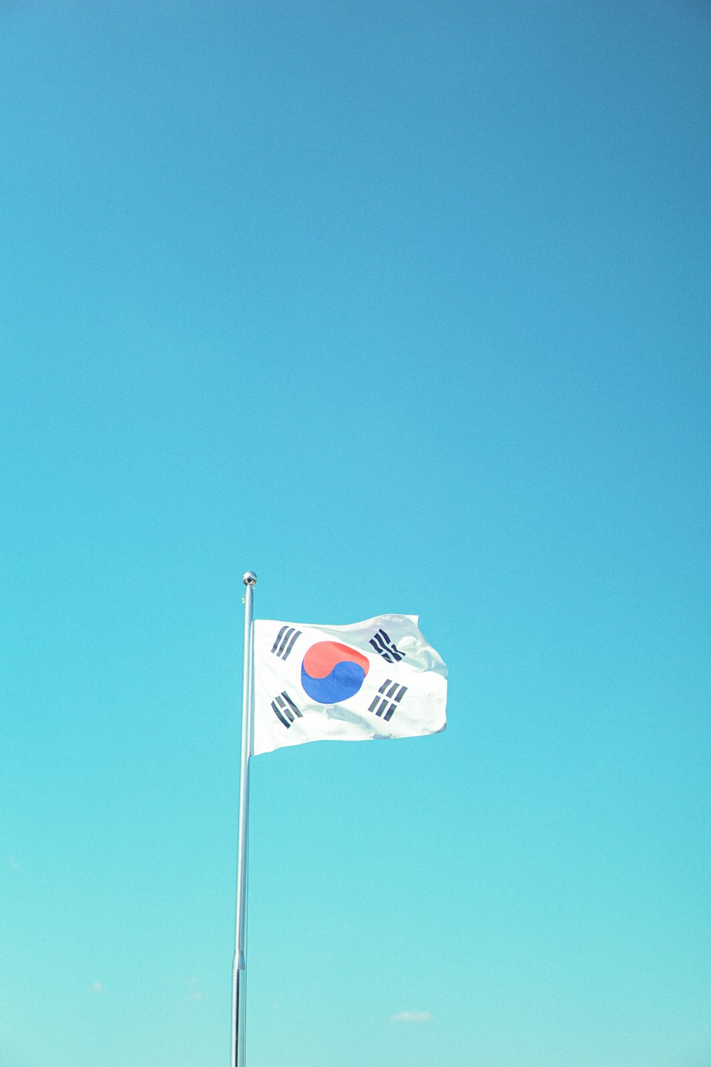 Un drapeau flottant au vent par temps clair