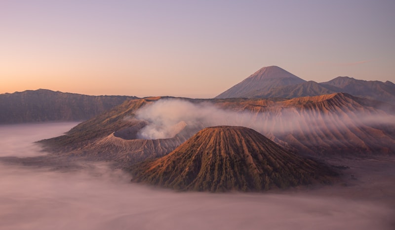 Pemandangan kaldera Bromo dengan kabut, lokasi favorit berburu Milky Way Bromo
