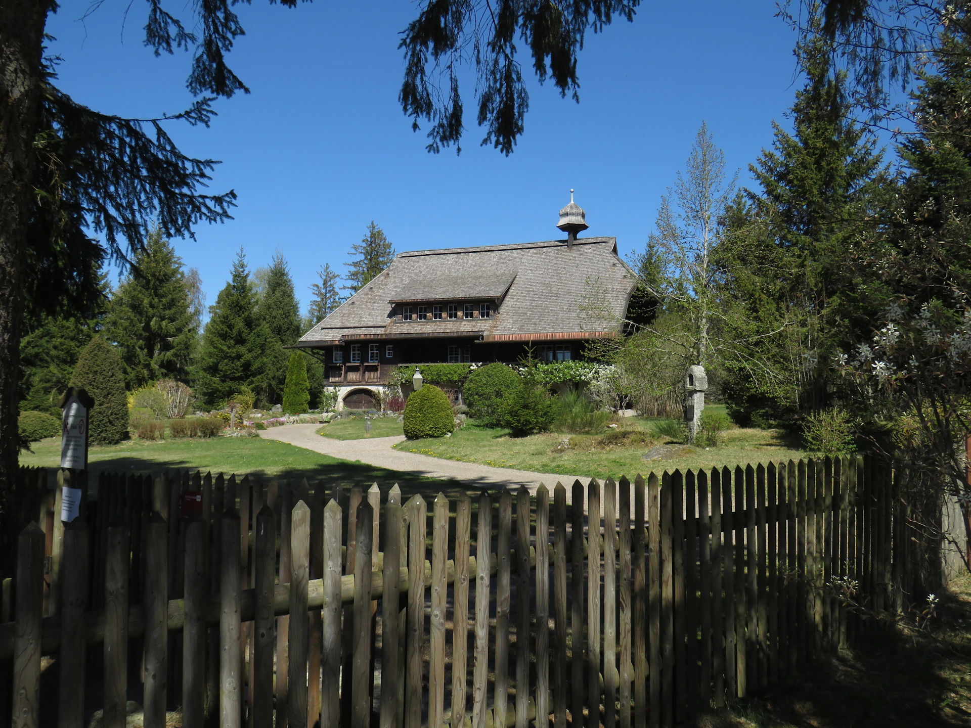 gray computer monitor