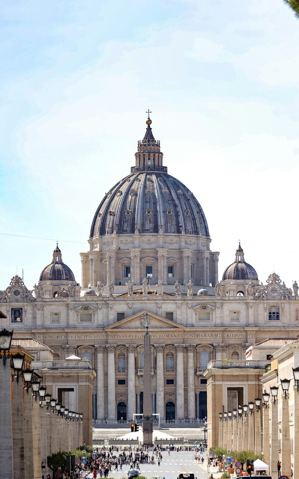 un grande edificio con una cupola in cima