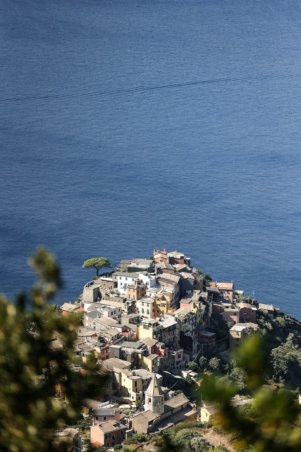 Un piccolo villaggio sulla cima di una collina vicino all'oceano