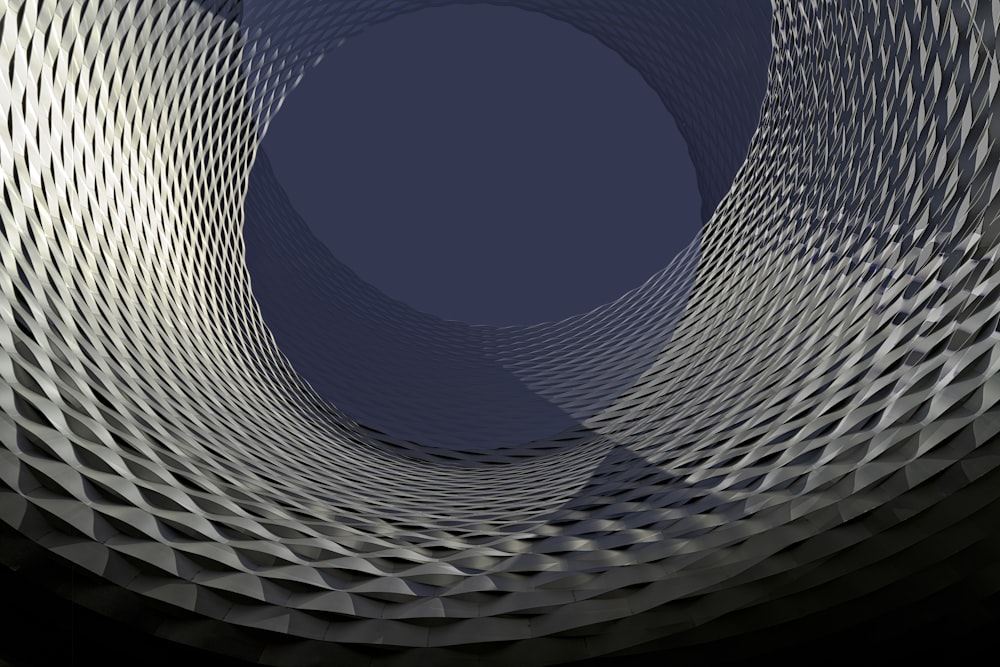 Una foto abstracta de un objeto circular con un cielo azul en el fondo