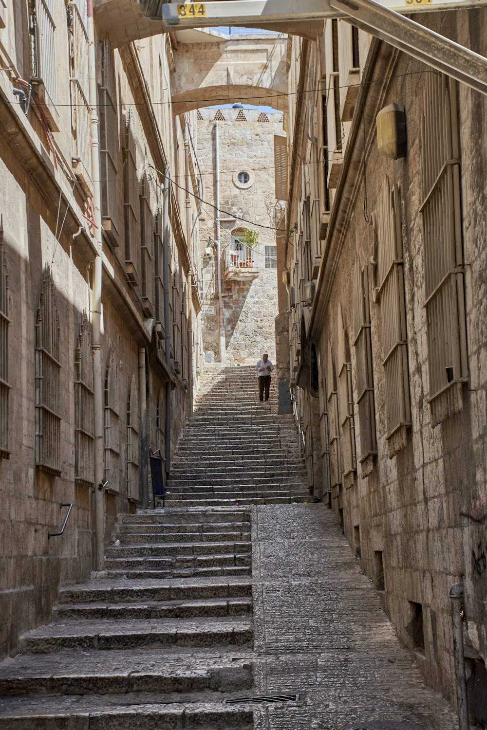 Un homme descendant un escalier en pierre