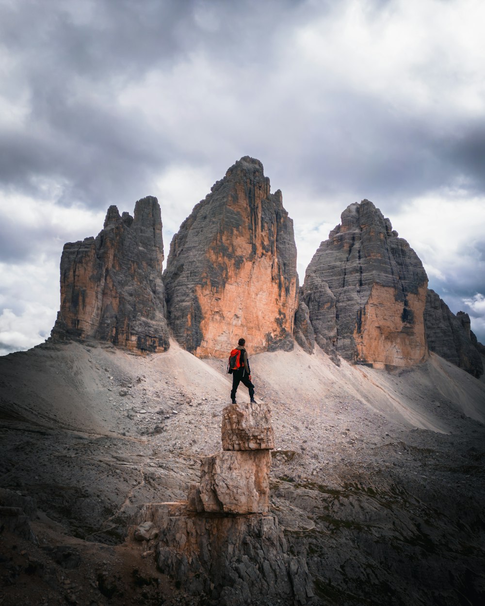 Un uomo in piedi sulla cima di una formazione rocciosa