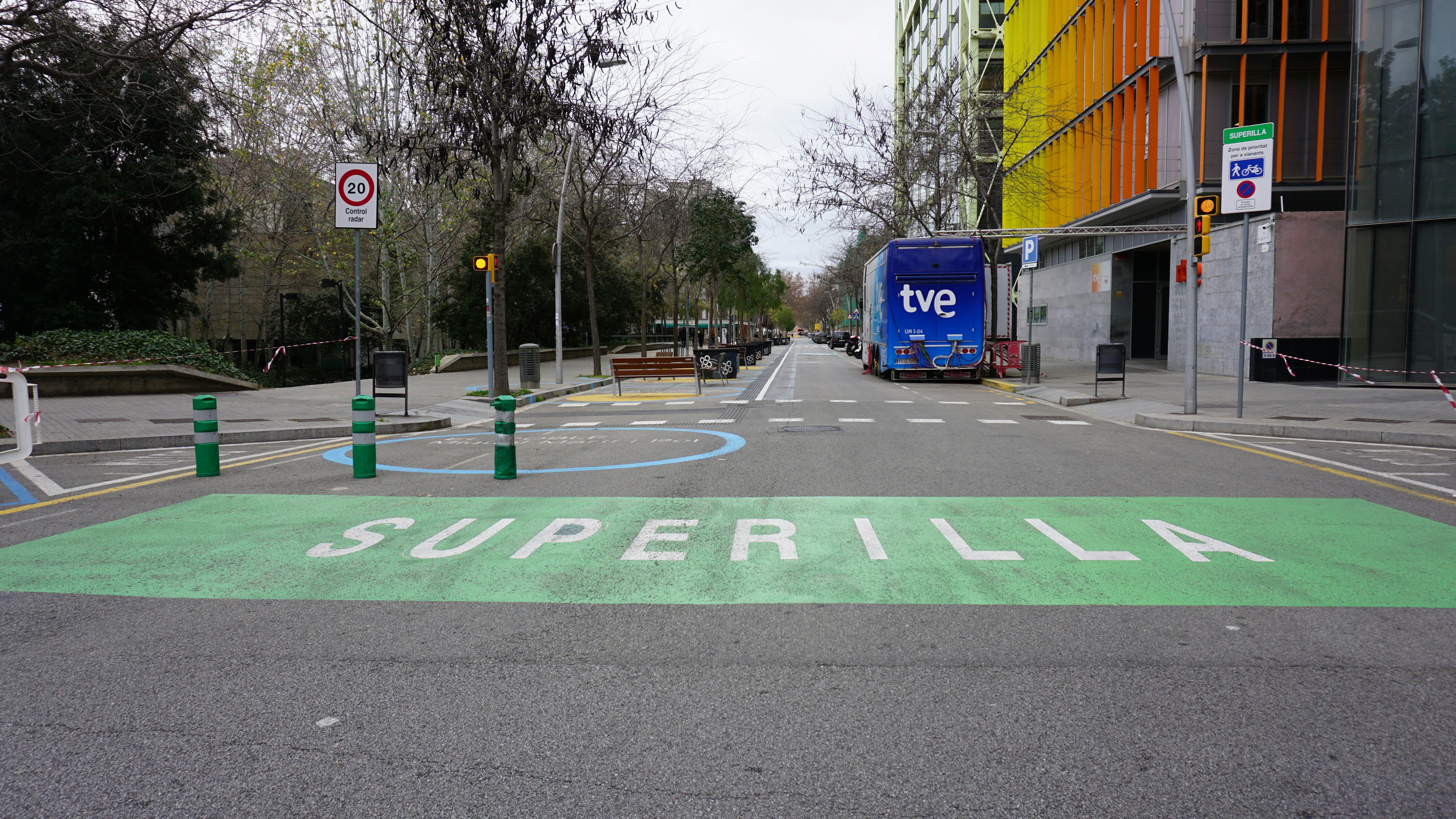 photo-1694267383860-925da367908c?ixid=M3