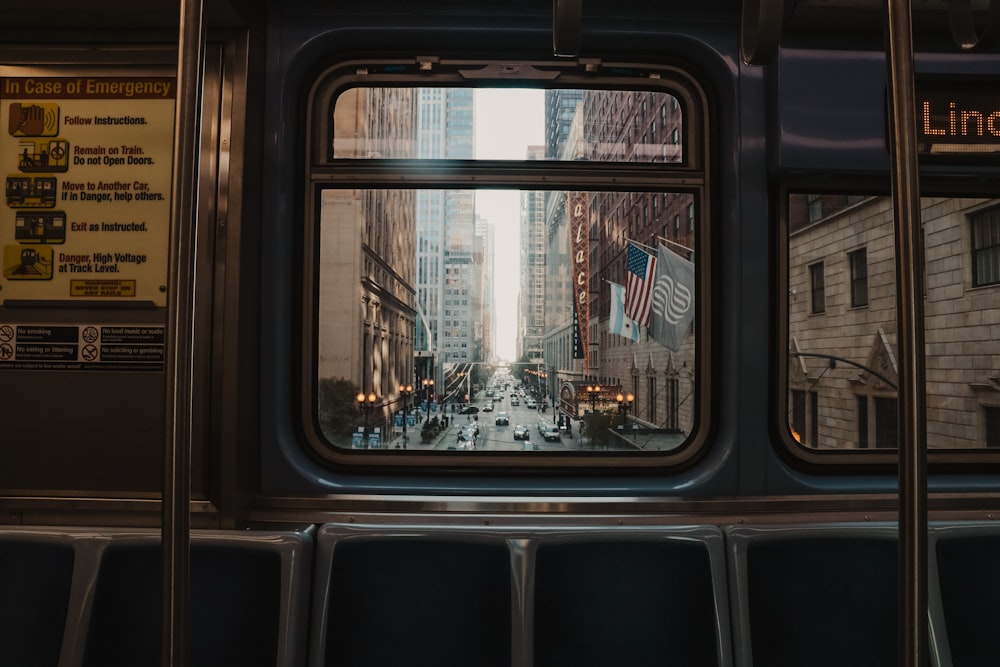 Una vista de una calle de la ciudad a través de una ventana