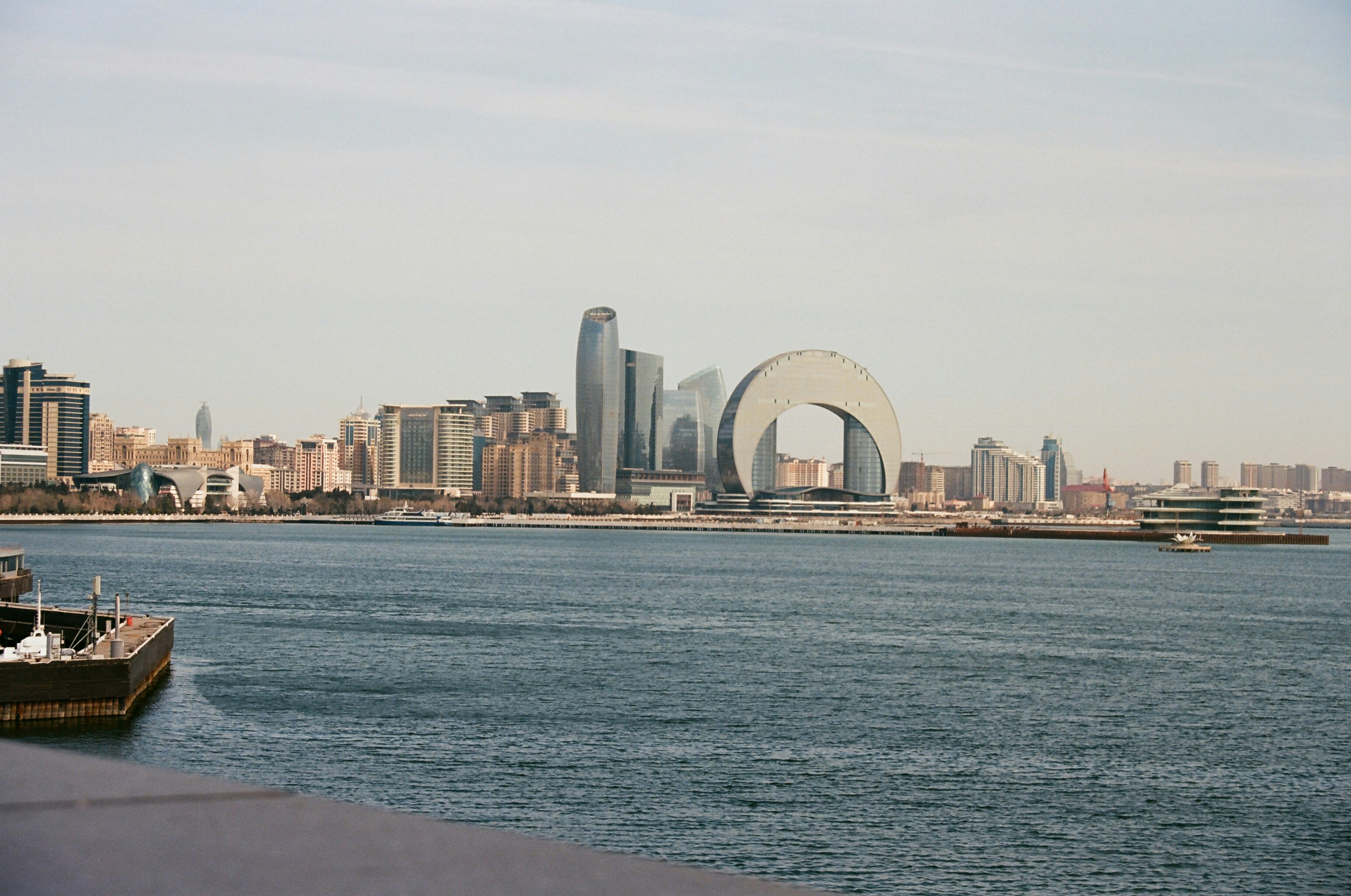 большой водоём на фоне города