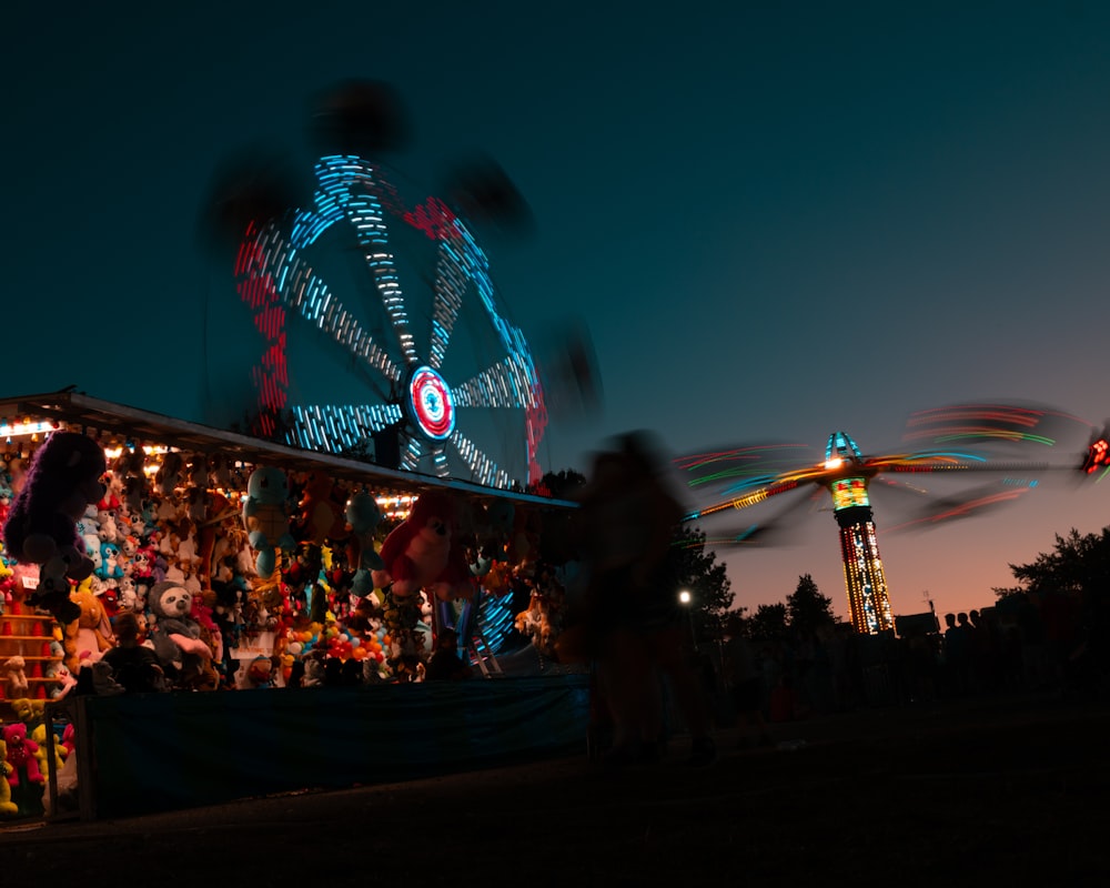 Un carnaval con una noria iluminada por la noche