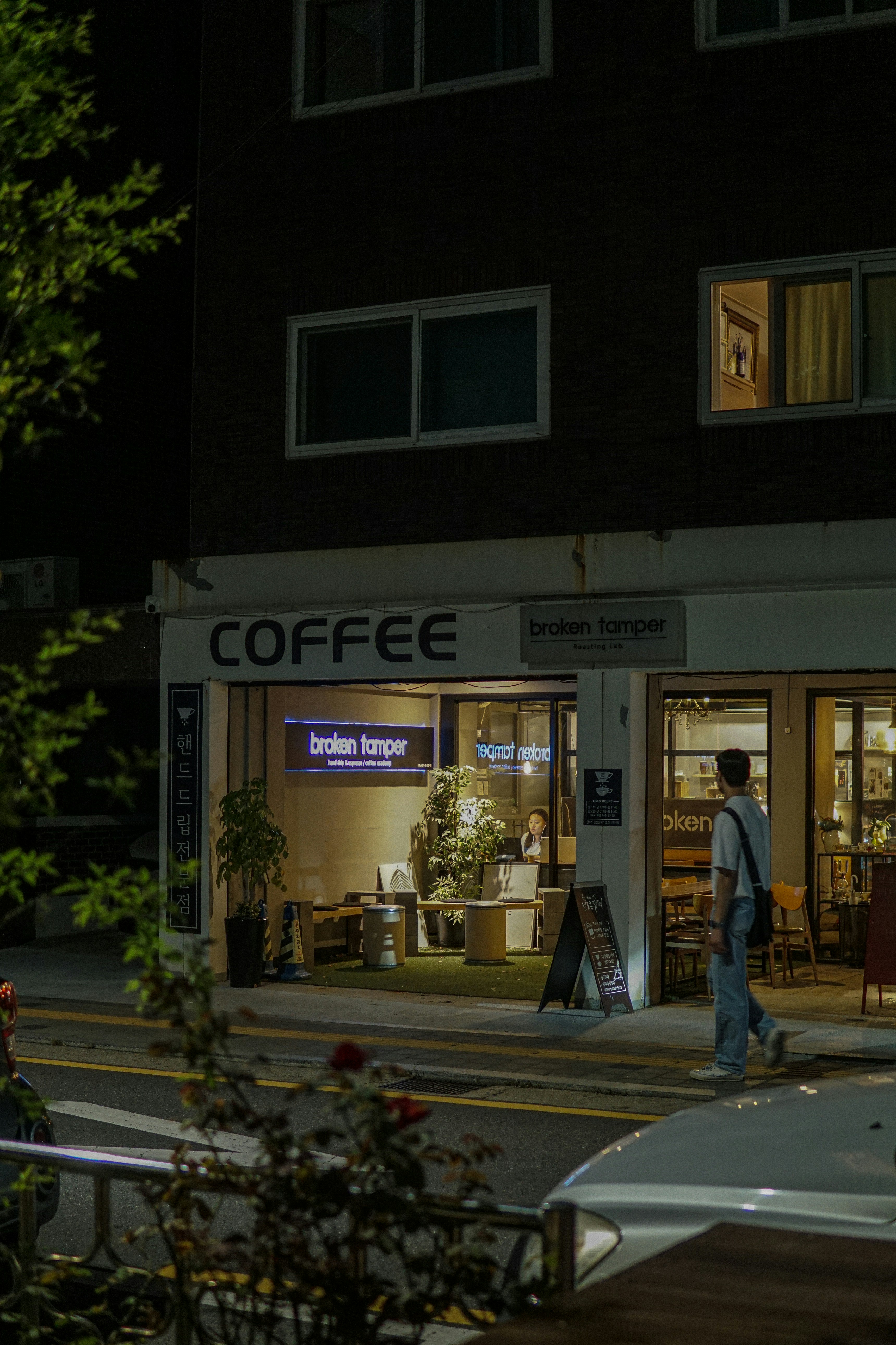 Korean Cafe Etiquette: When “Staying” Starts to Look Like Moving In