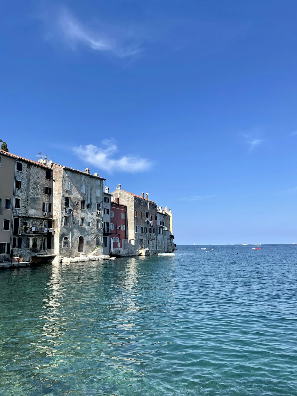 a row of buildings sitting on top of a body of water