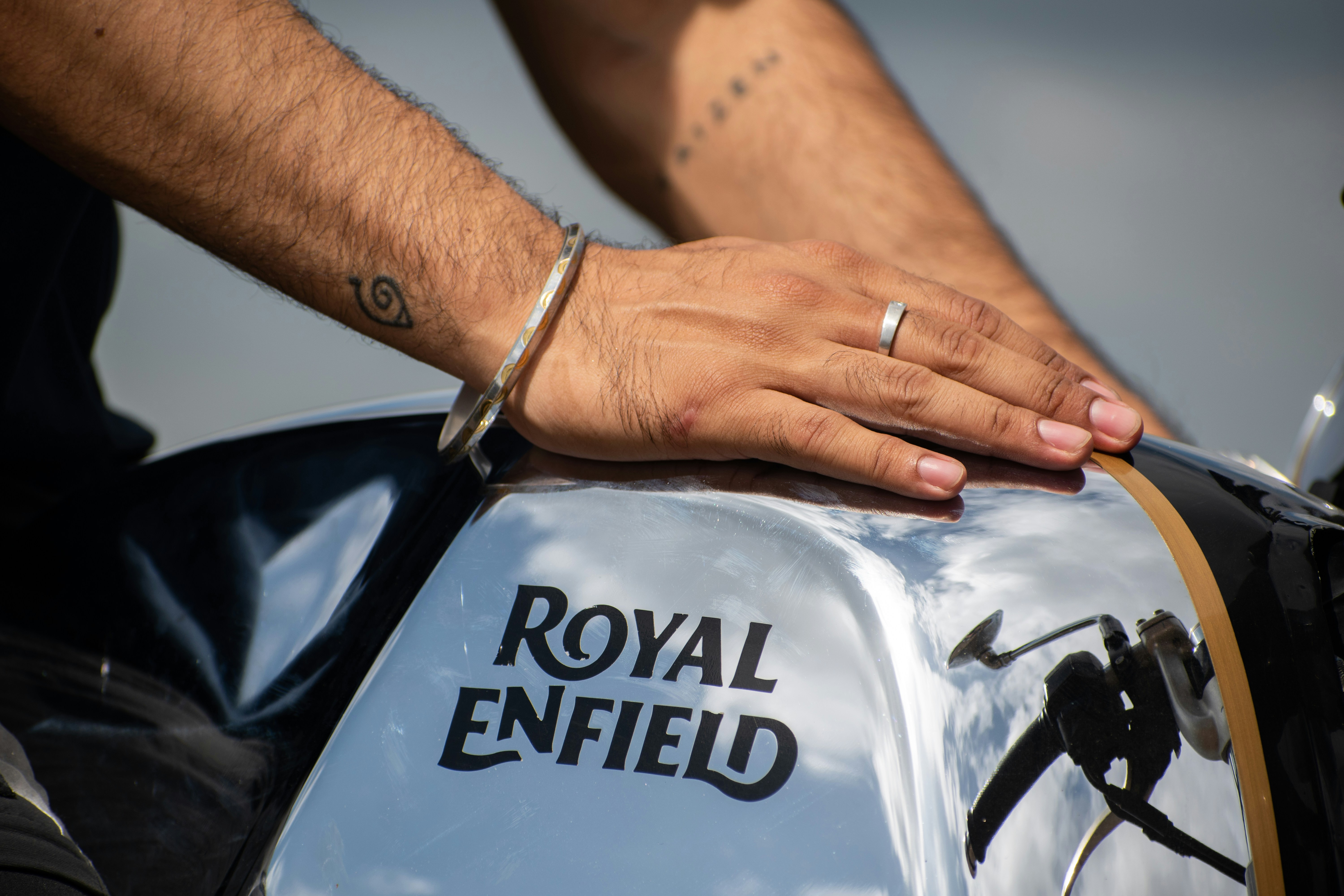 Un primer plano de una persona en una motocicleta