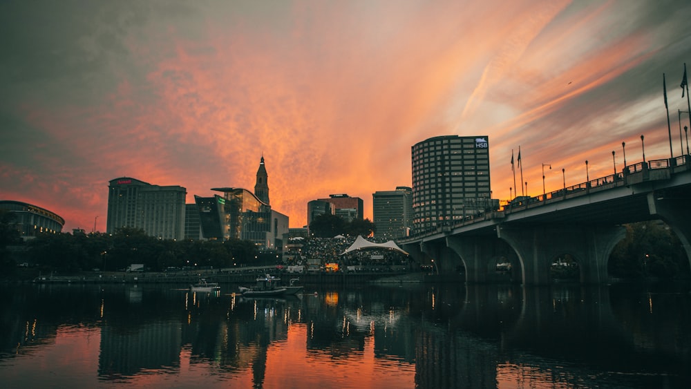 Un horizon de la ville avec un pont sur une rivière