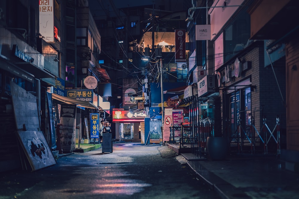 a narrow alleyway in a city at night
