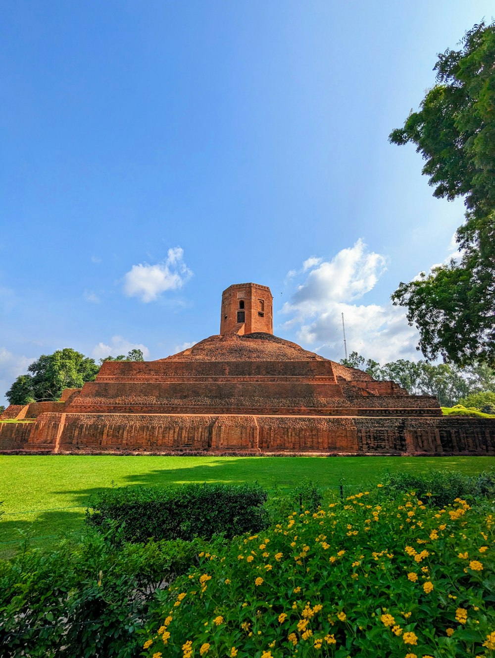 una gran estructura de ladrillo con una torre de reloj en la parte superior