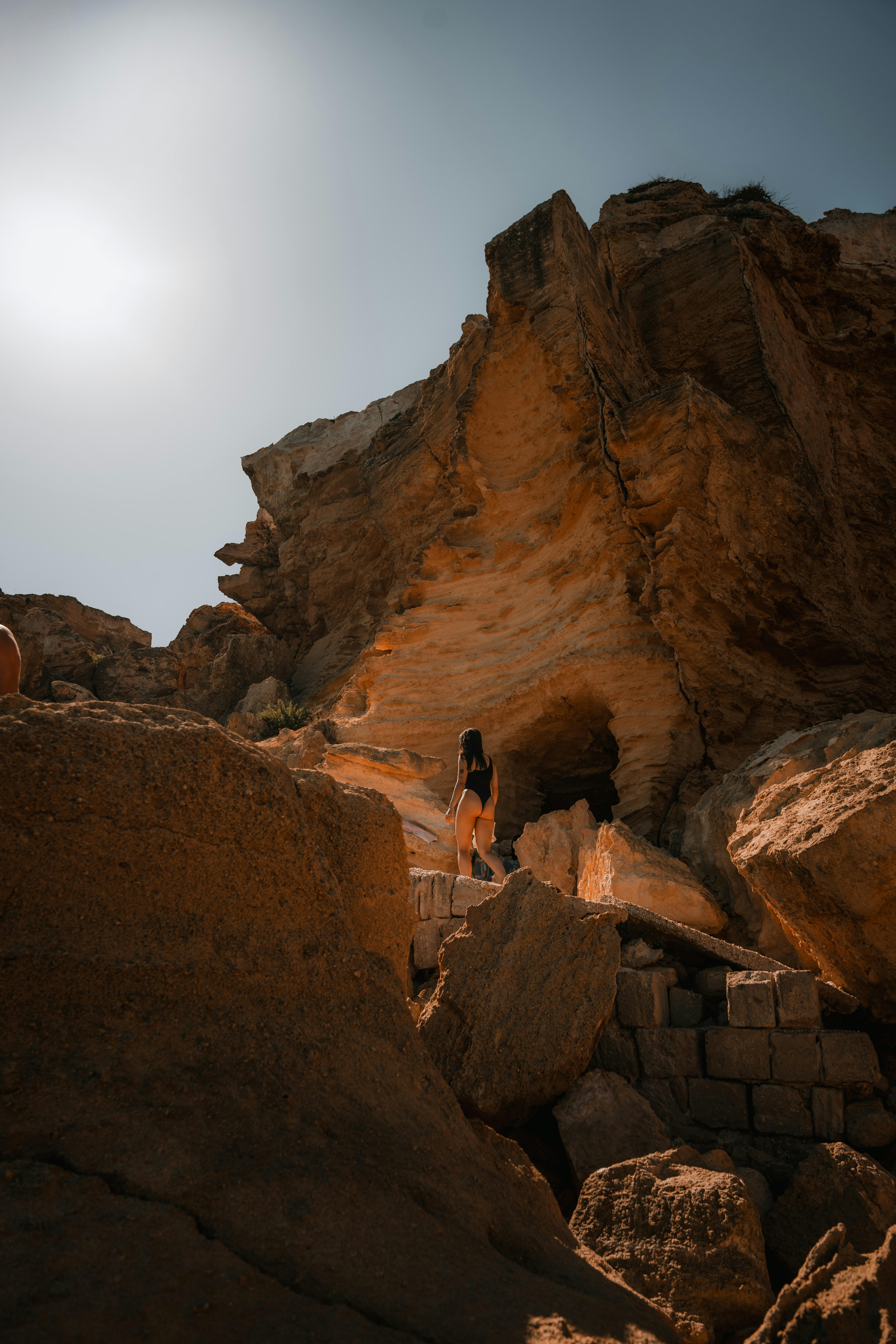 Una persona sentada en una roca cerca de algunas rocas foto – Imagen de ...