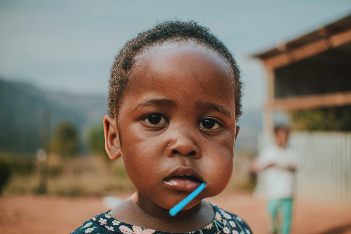 İllüstratif görsel: a young girl with a toothbrush in her mouth