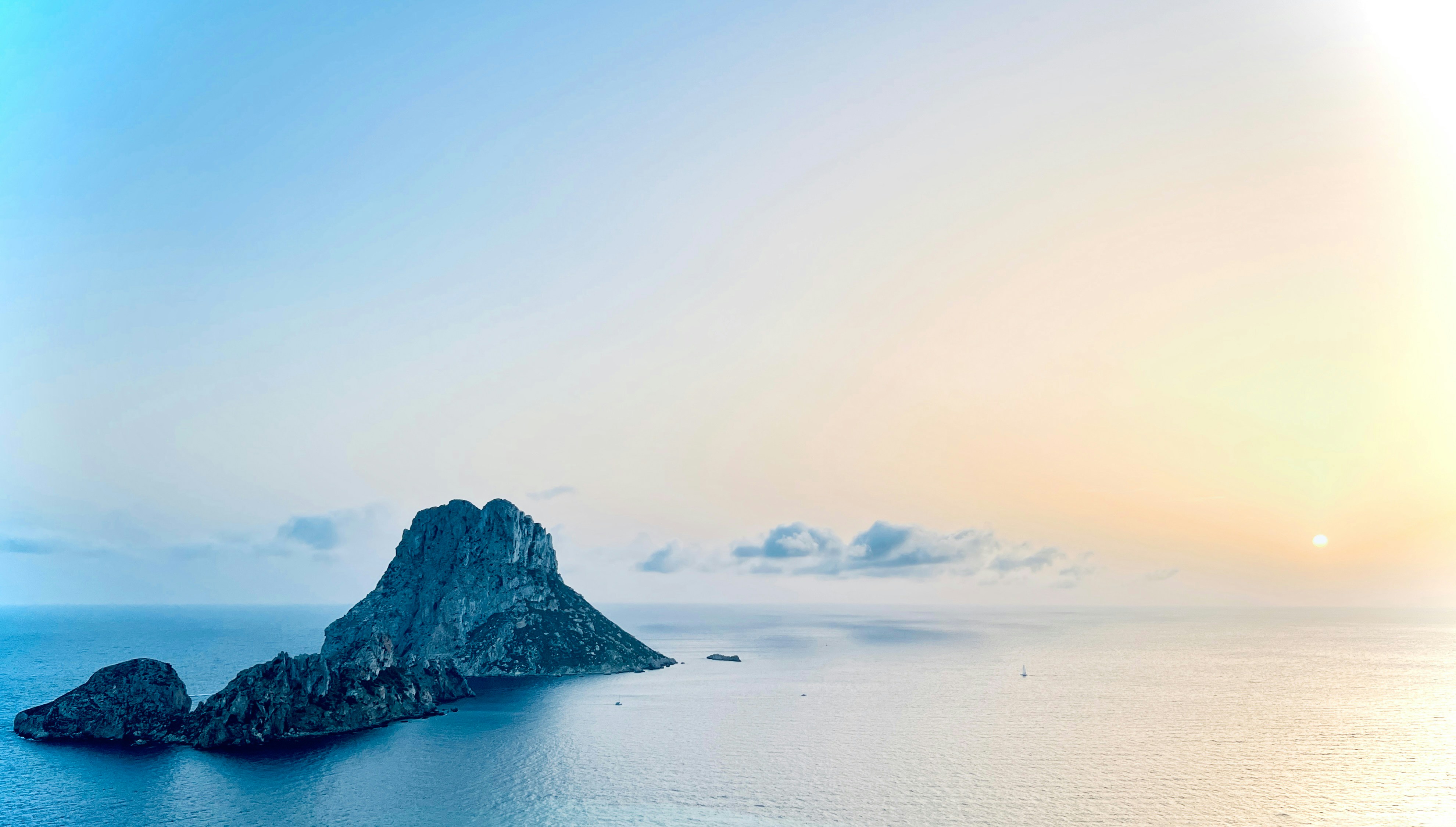 Eine kleine Insel mitten im Ozean