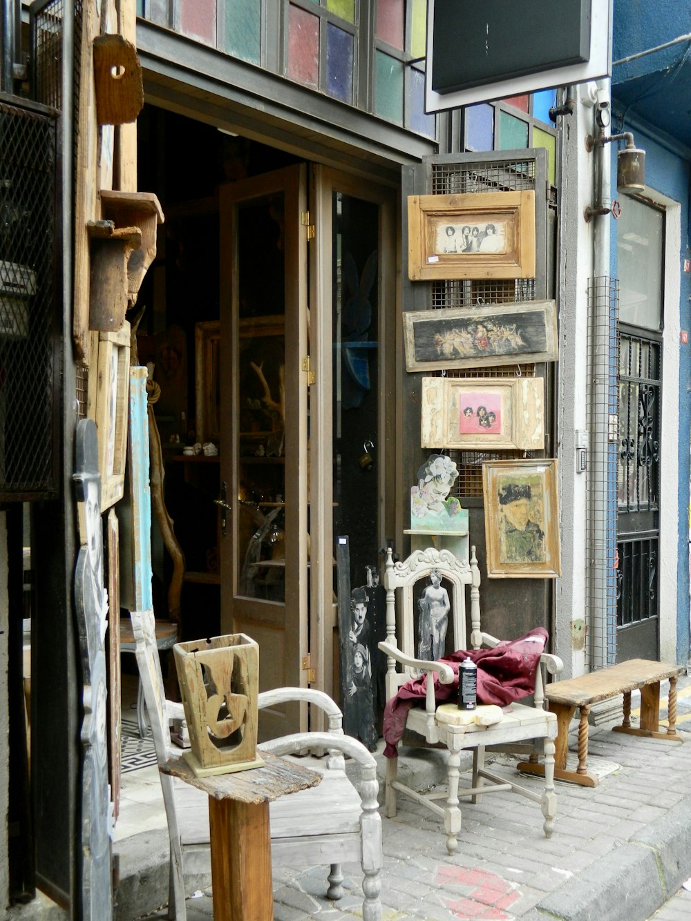 a couple of chairs sitting outside of a store