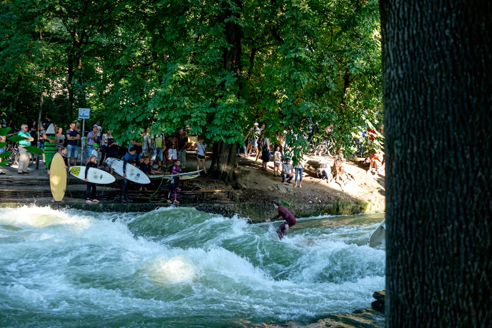 Eine Gruppe von Menschen, die auf einem Fluss stehen