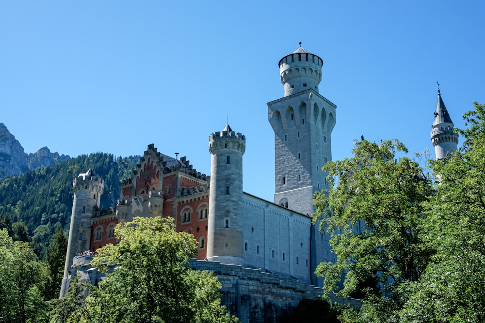un château avec une tour et une horloge sur le côté