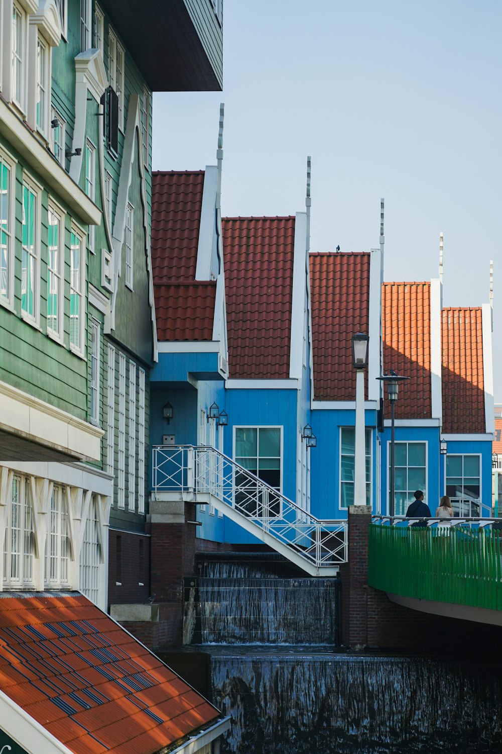 Una hilera de casas coloridas junto a un cuerpo de agua