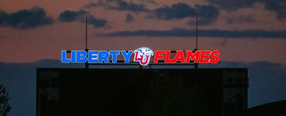 Ein Schild mit der Aufschrift Liberty Flames auf dem Dach eines Gebäudes