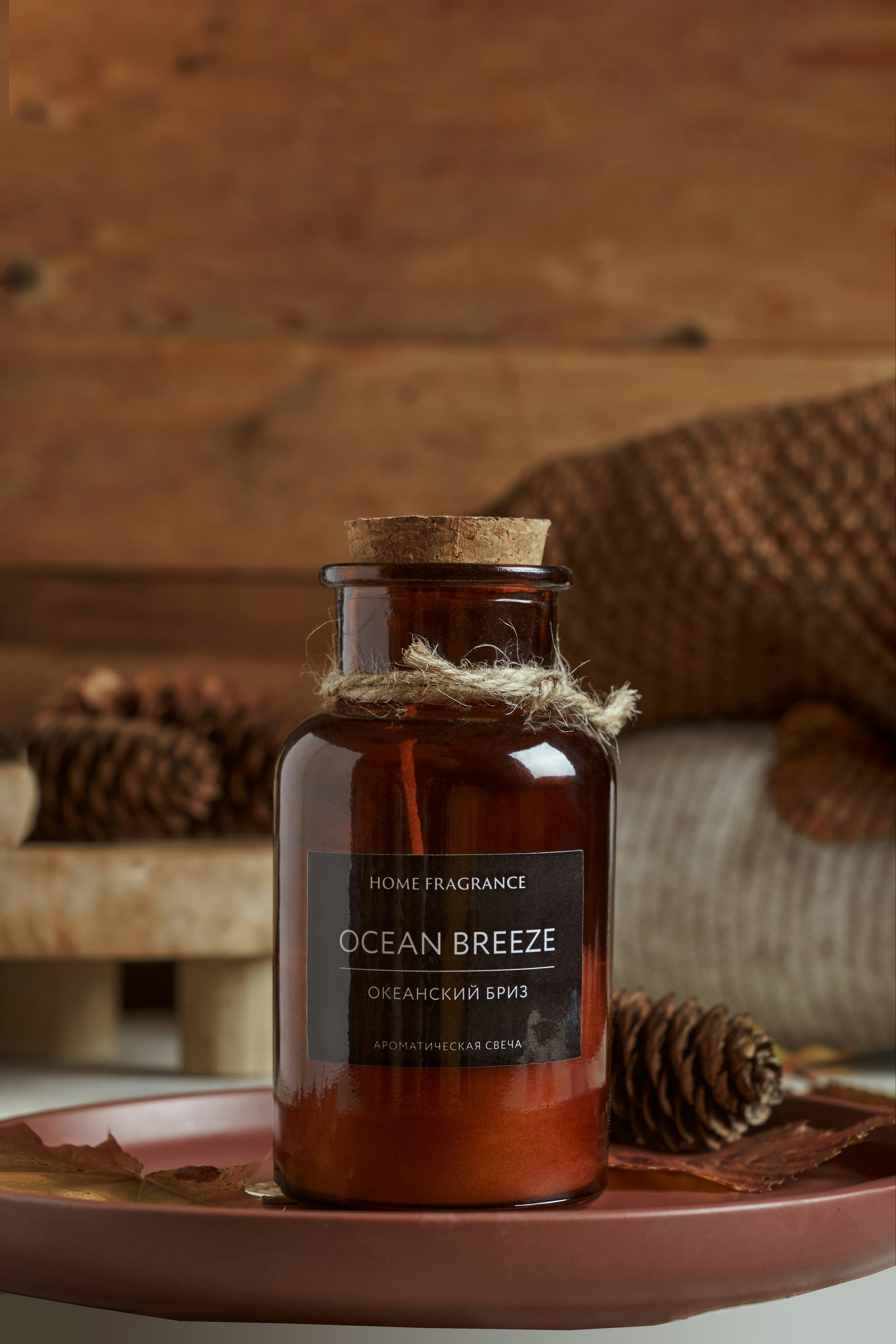 Un barattolo di brezza oceanica si trova su un piatto