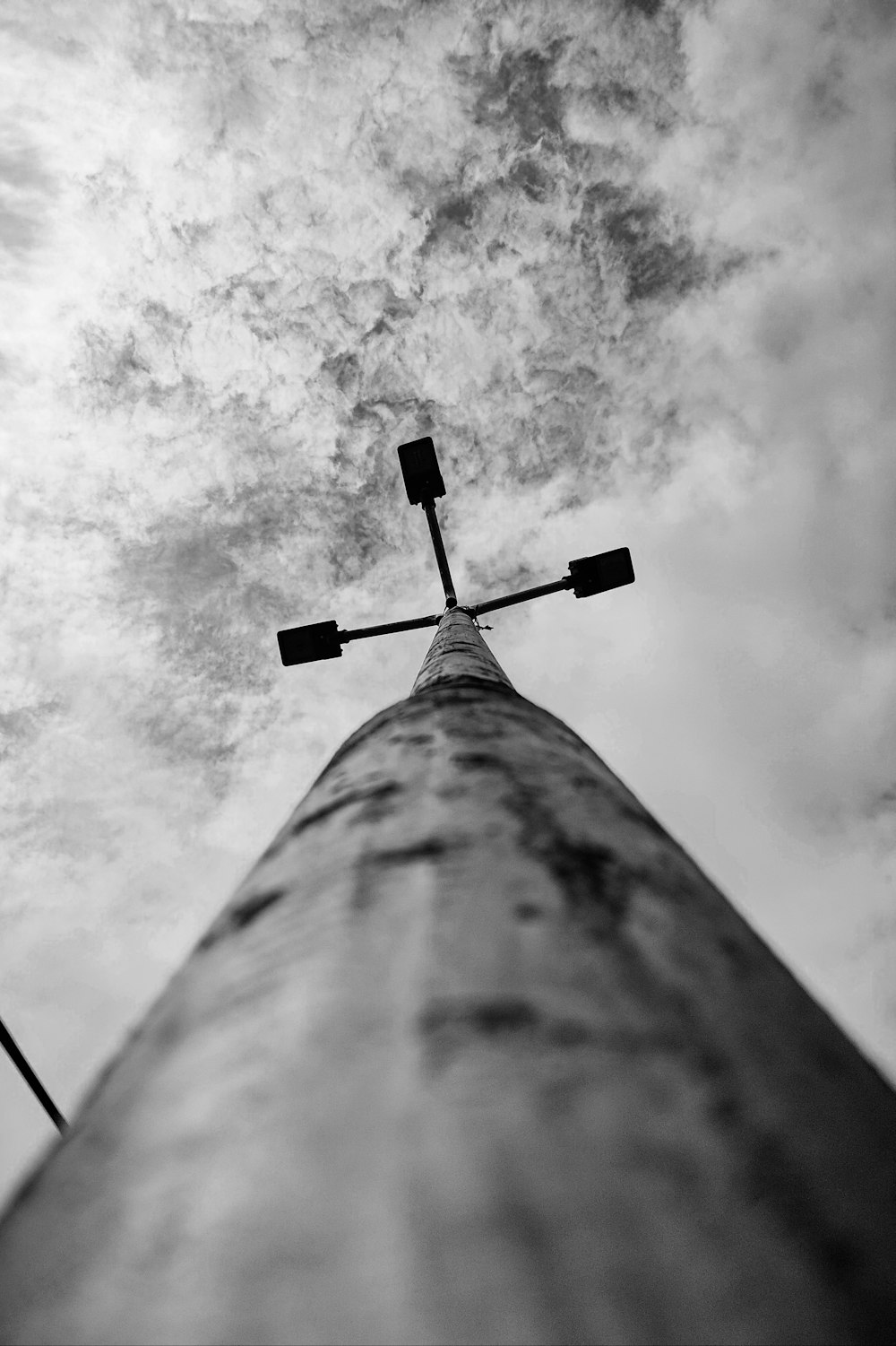 Una foto in bianco e nero di una croce in cima a una torre