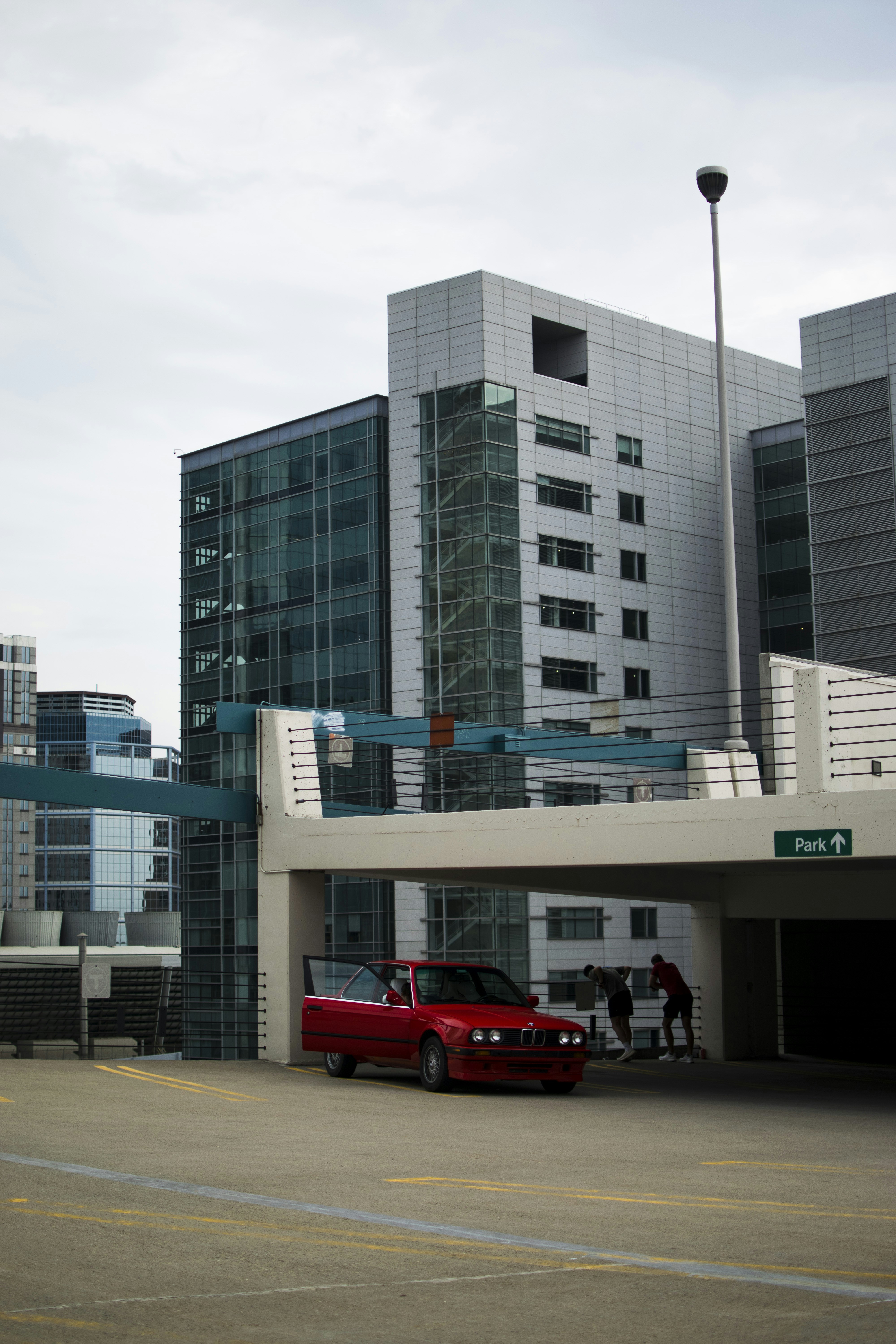 une voiture rouge est garée dans un parking