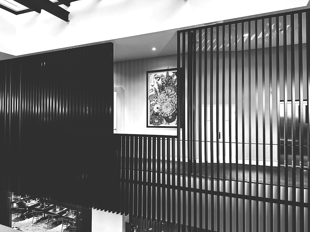 Une photo en noir et blanc d’un salon