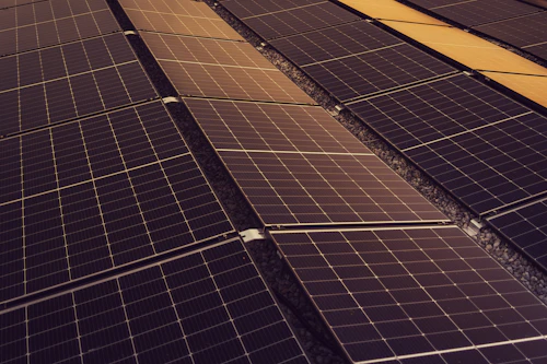 Hileras de paneles solares sobre una cubierta