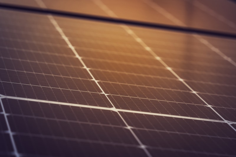 Solarpaneele mit unscharfem Hintergrund
