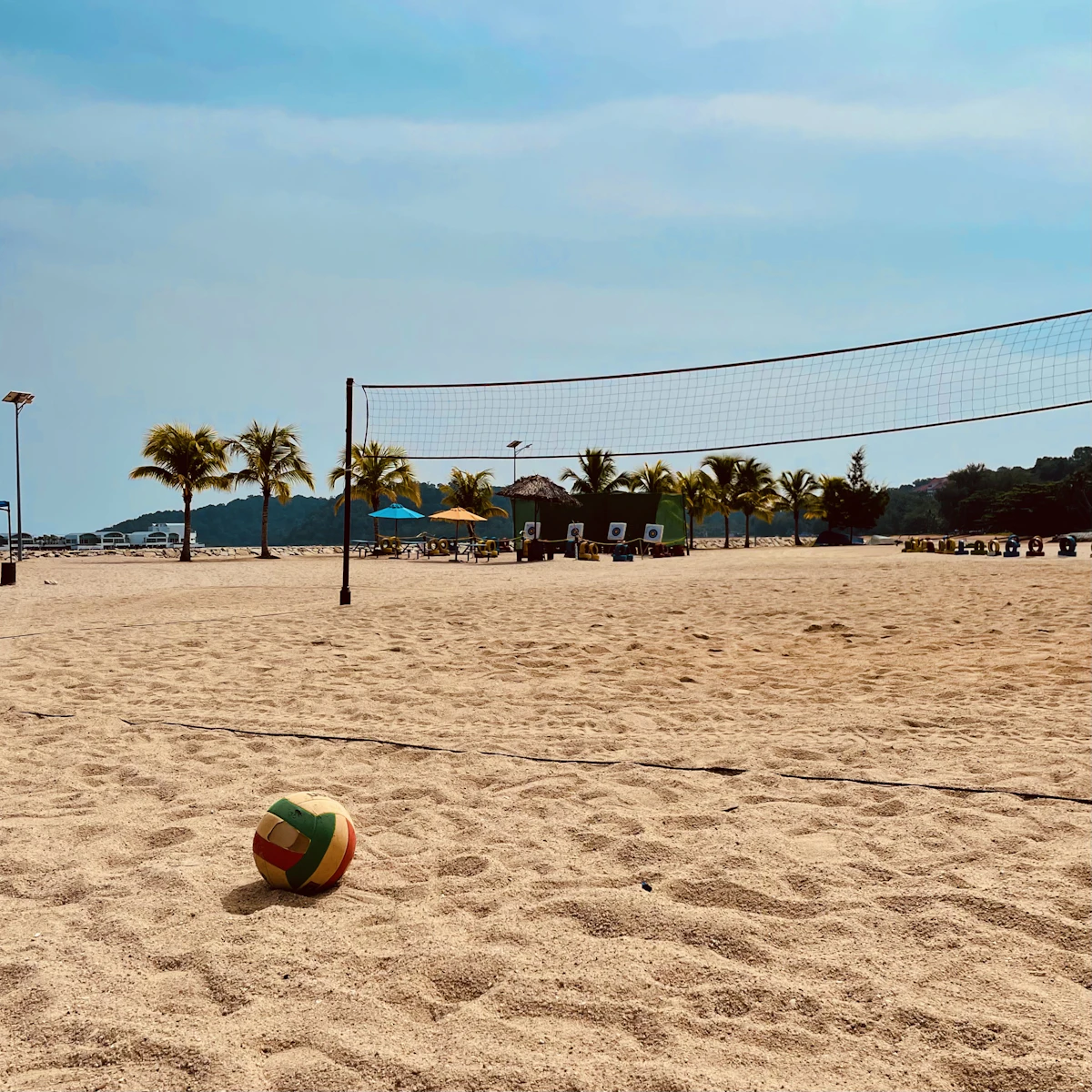 Ballon de beach-volley sur une plage de sable