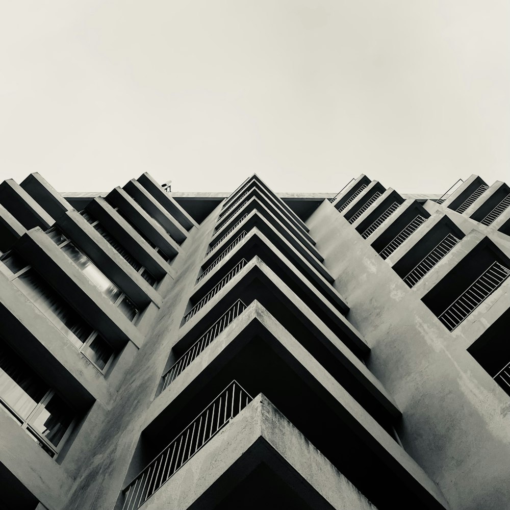 Una foto en blanco y negro de un edificio alto