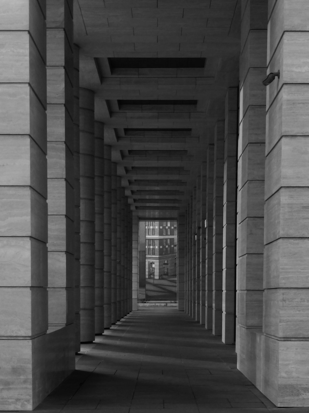 Una foto in bianco e nero di un lungo corridoio