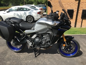 A sleek Yamaha motorcycle parked outside the Yamaha Motos Cordillera dealership in Cartago under a bright sky.