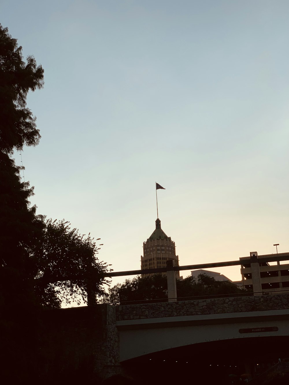 um edifício com uma bandeira em cima dele